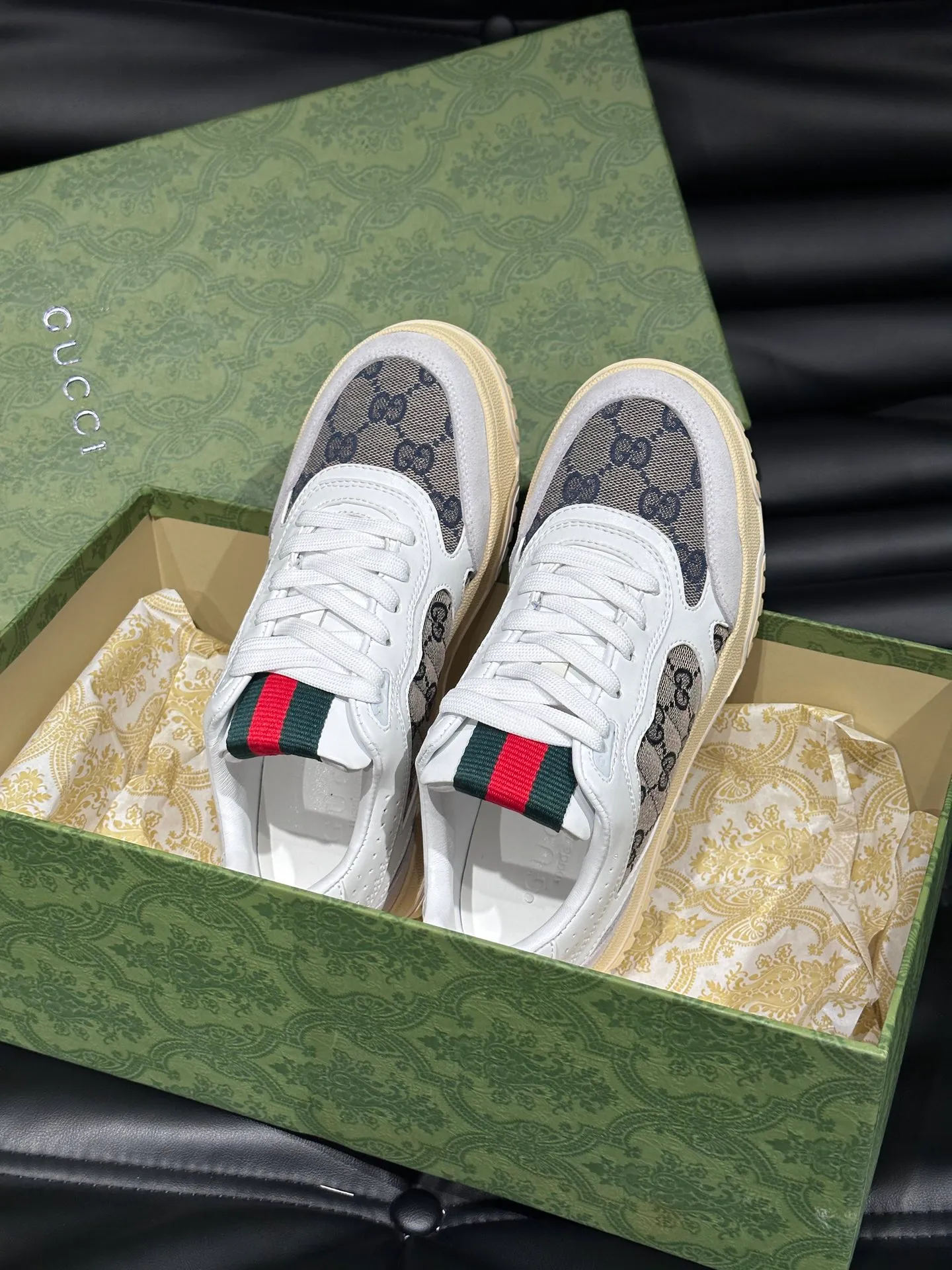 Men's shoes 💰p480 "GUCC*" Re series 👫 Couple style webbed leather sneakers, as the first sneakers created by Sabato De Sarno for Gucci, the Re-Web series reinterprets the brand's classic stripes, with bold and unique details to set off a modern silhouette design. This shoe is crafted from iconic classic GG canvas and white leather. This new sneaker is ingeniously decorated with many of the brand's classic details, and is equipped with a bright red and green webbing tongue, which will make people fall in love at first sight. Women’s size 35-39. Men’s size 38-44